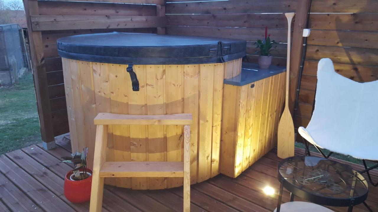 منزل الضيف Mattexey  في La Roulotte Des Amish & Bain Nordique A Remous Jacuzzi المظهر الخارجي الصورة